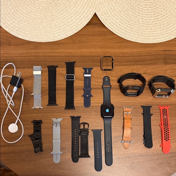 Apple Smartwatch Series 7 (GPS) - 45mm - 32GB - with multiple bands. - Picture 4 of 7